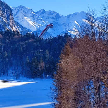 Skiflugschanze und zugefrorener Freibergsee