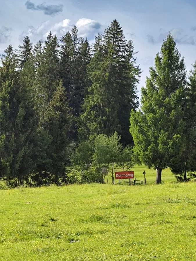 Schild zum Durchgang Schild zum Durchgang