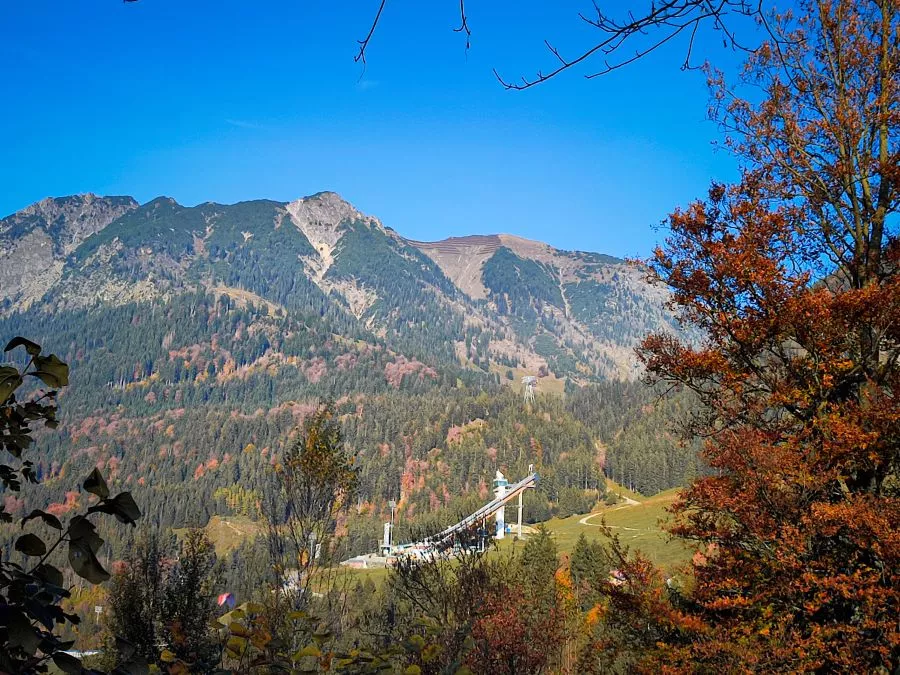 Moorweiher Oberstdorf Blick von der Hofmannsruh zur Schattenbergschanze